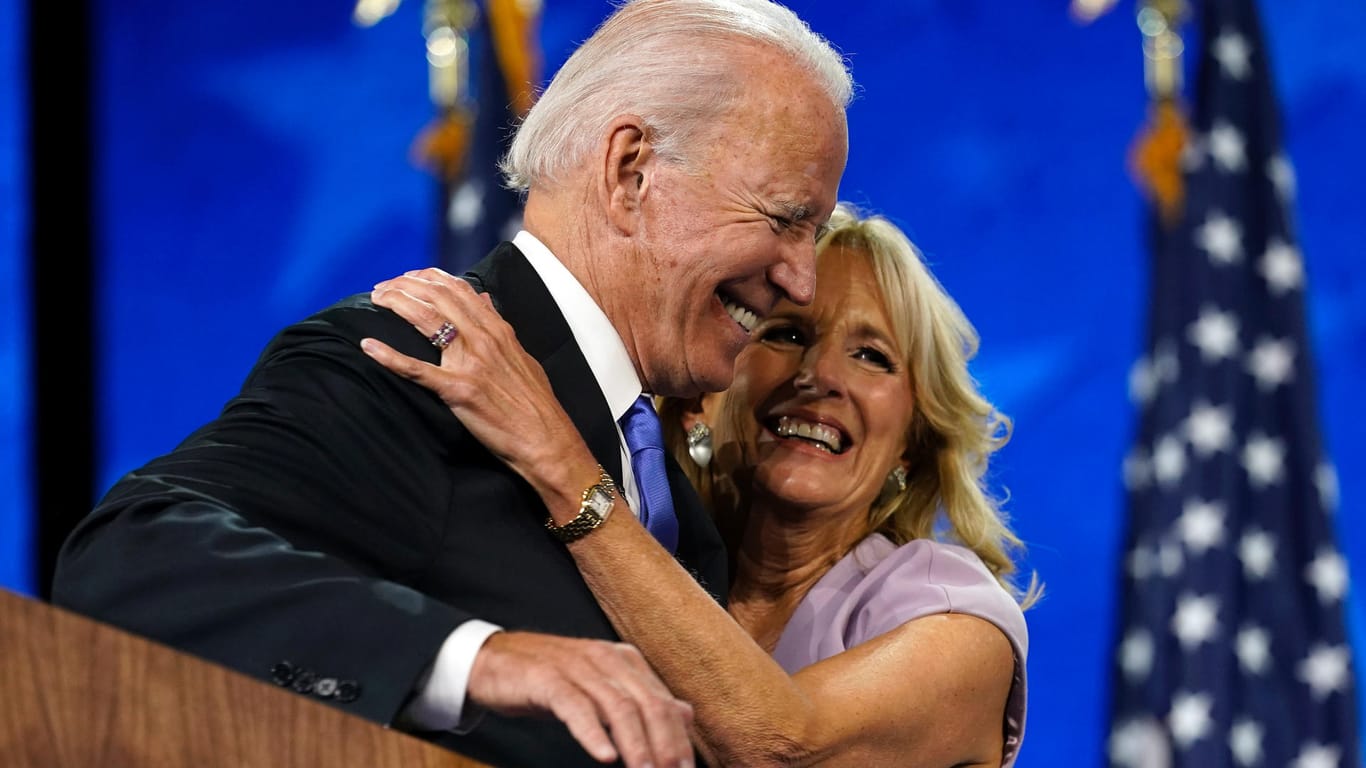 Wahlsieger: Joe Biden hat die US-Präsidentenwahl gewonnen, und seine Frau Jill Biden hatte daran einigen Anteilen. Seit 45 Jahren sind sie ein paar. Sie wirkt in der Öffentlichkeit wie der Gegensatz zur kühlen aktuellen First Lady Melanie Trump.
