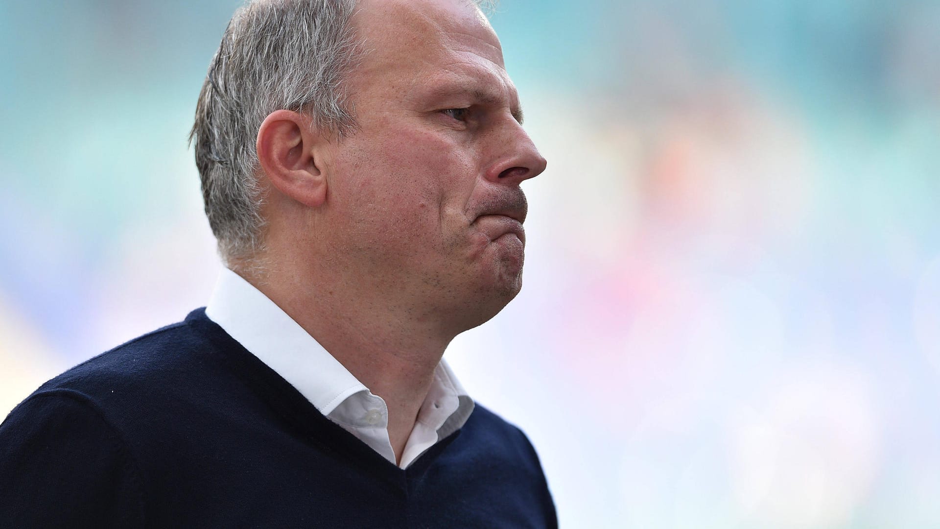 Zerknirschter Schalke-Boss: Jochen Schneider war nach dem 2:2 in Mainz nicht gut auf Schiedsrichter Patrick Ittrich und dessen Assistenten zu sprechen. Zerknirschter Schalke-Boss: Jochen Schneider war nach dem 2:2 in Mainz nicht gut auf Schiedsrichter Patrick Ittrich und dessen Assistenten zu sprechen.