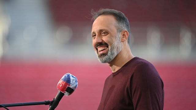 VfB-Trainer Pellegrino Matarazzo gibt vor dem Spiel ein Interview. VfB-Trainer Pellegrino Matarazzo gibt vor dem Spiel ein Interview.