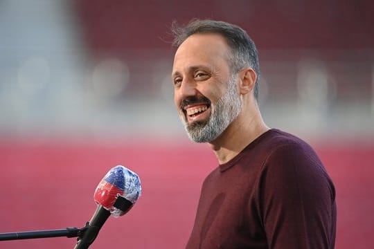 VfB-Trainer Pellegrino Matarazzo gibt vor dem Spiel ein Interview.