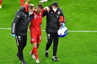 Schmerzhafter Abgang: Bayern-Star Joshua Kimmich wurde während der Partie in Dortmund von den Bayern-Ärzten vom Platz begleitet.