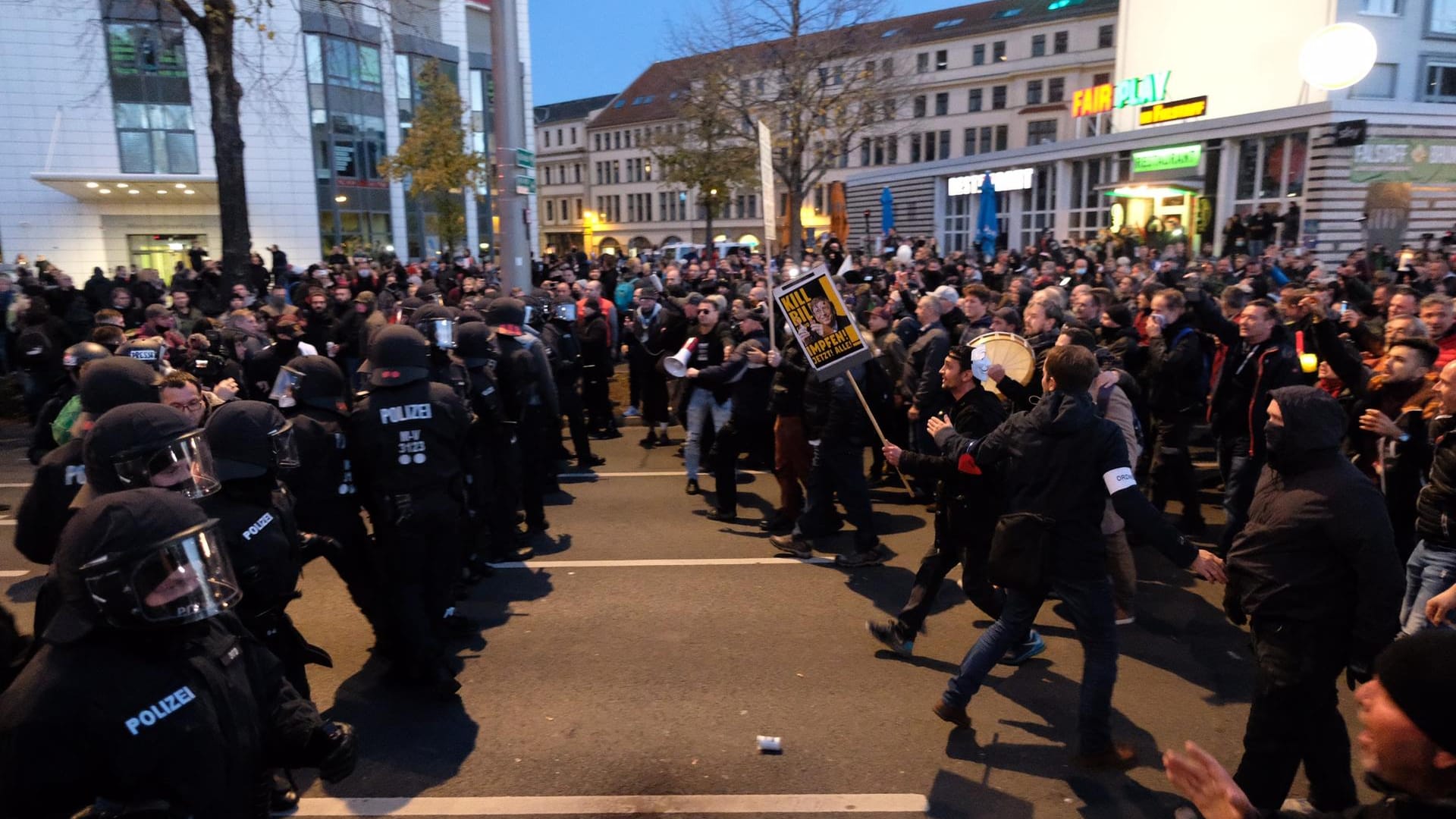 Demonstranten marschieren auf die Polizei zu: Die Beamten wurden mit Flaschen beworfen und Pyrotechnik beschossen.