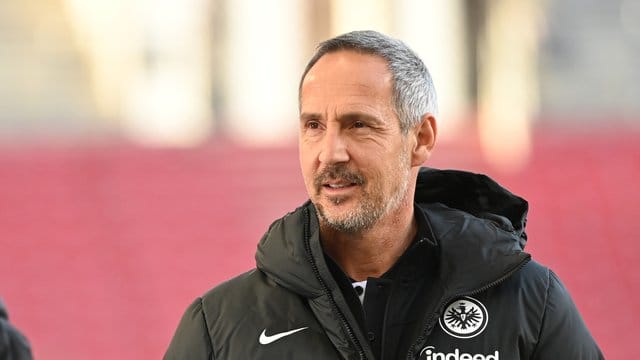Frankfurts Trainer Adi Hütter rechnet offenbar nicht mit einer allzu langen Pause für seinen angeschlagenen Mittelfeldspieler Sebastian Rode. Frankfurts Trainer Adi Hütter rechnet offenbar nicht mit einer allzu langen Pause für seinen angeschlagenen Mittelfeldspieler Sebastian Rode.