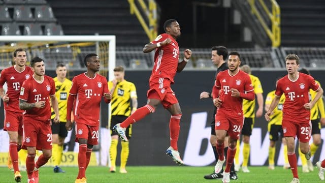 Bayerns David Alaba (M) feiert den Ausgleich zum 1:1.