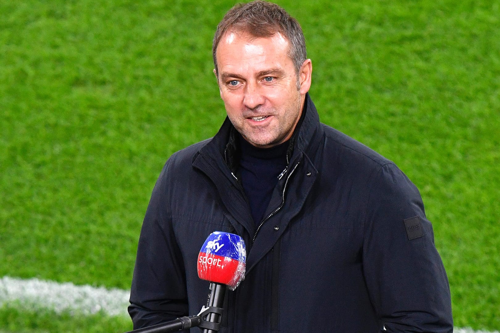 Lächelnd beim Interview: Bayern-Trainer Hans-Dieter Flick war mit der Leistung seiner Schützlinge in Dortmund hochzufrieden.