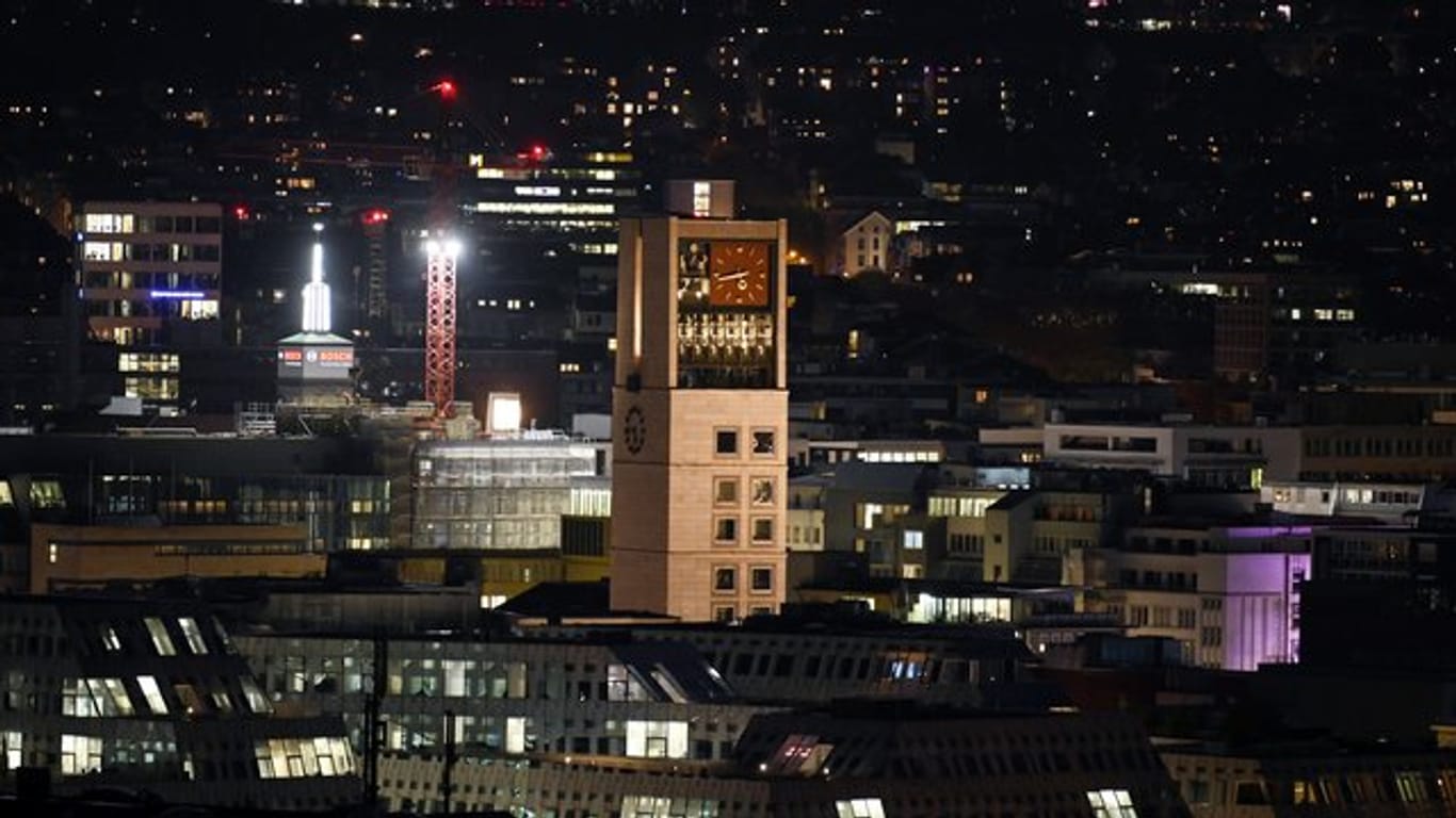 Blick auf die Innenstadt mit dem Rathausturm (Archivbild): Stuttgart wählt am Sonntag einen neuen OB.