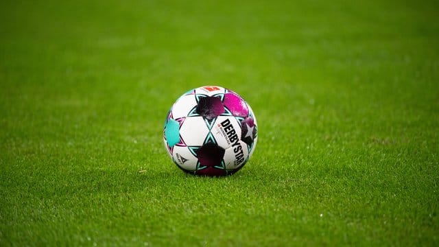 Beim Treffen von 14 Fußballvereinen überwiegend aus der Bundesliga soll über wichtige Themen des deutschen Profi-Fußballs beraten werden. Beim Treffen von 14 Fußballvereinen überwiegend aus der Bundesliga soll über wichtige Themen des deutschen Profi-Fußballs beraten werden.