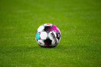 Beim Treffen von 14 Fußballvereinen überwiegend aus der Bundesliga soll über wichtige Themen des deutschen Profi-Fußballs beraten werden.
