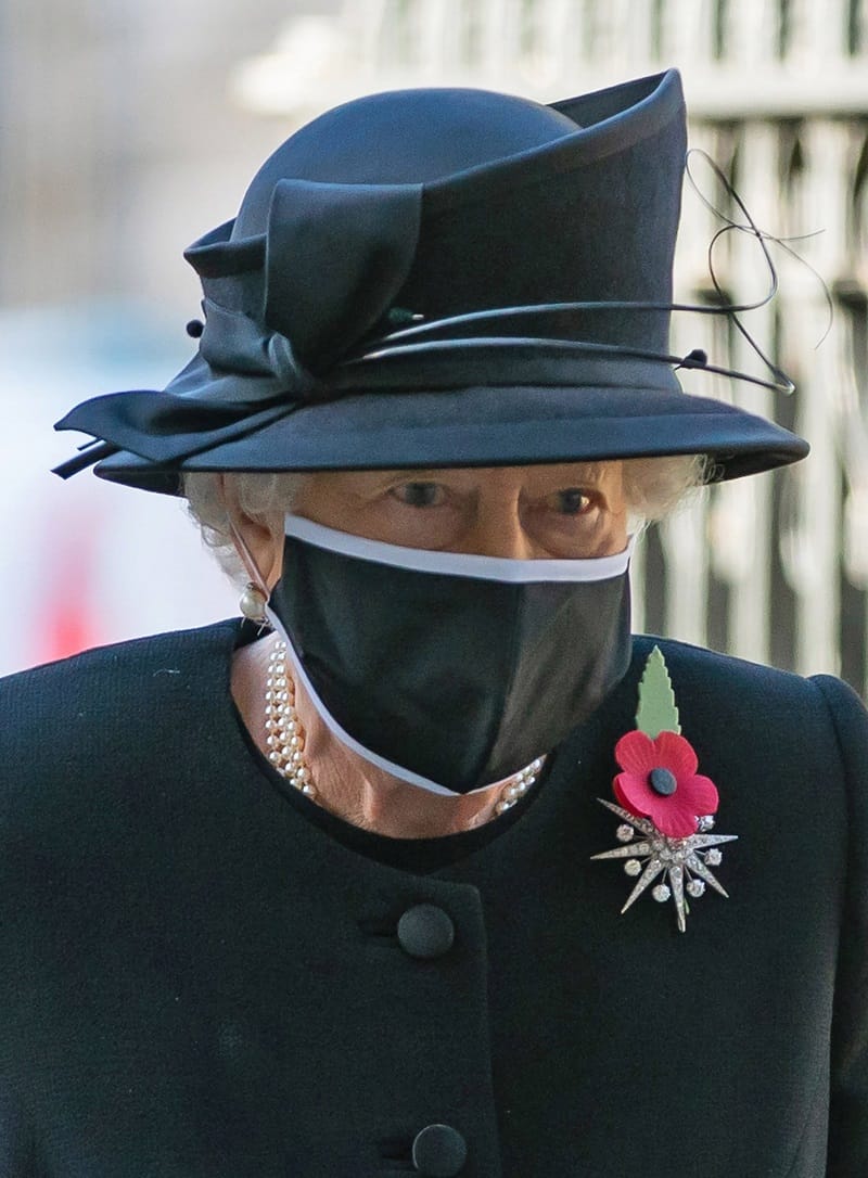 Queen Elizabeth II.: Sie zeigte sich erstmals mit einer Maske.