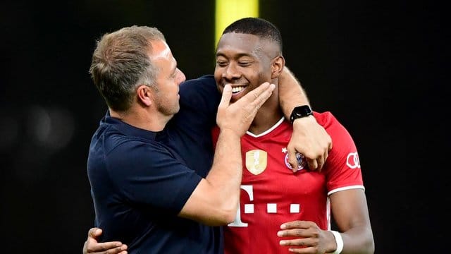 Trainer Hansi Flick würde David Alaba (r) gern beim FC Bayern halten. Trainer Hansi Flick würde David Alaba (r) gern beim FC Bayern halten.