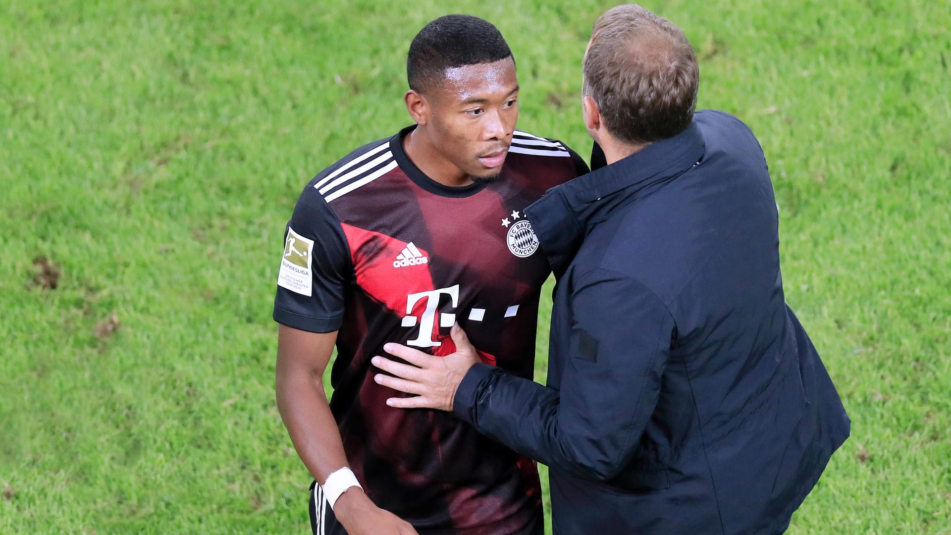 Bayern-Trainer Flick (r.) und David Alaba: Geht die Zusammenarbeit doch über diese Saison hinaus?