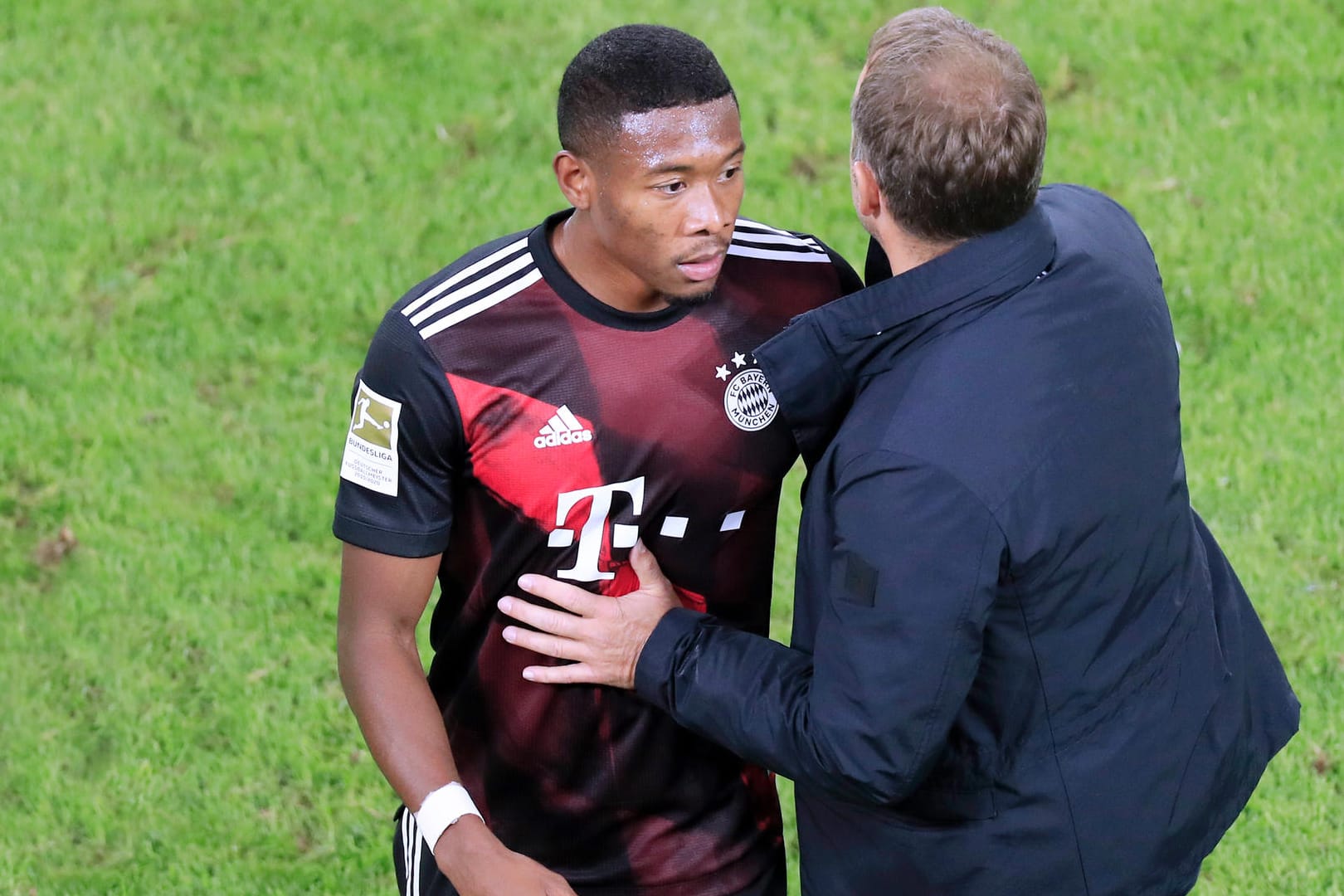 Bayern-Trainer Flick (r.) und David Alaba: Geht die Zusammenarbeit doch über diese Saison hinaus?