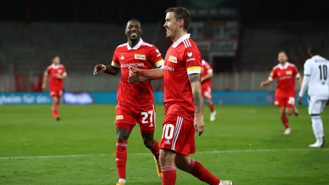 Max Kruse (M) feiert sein Tor zum 4:0 fer Elfmeter für Union Berlin.