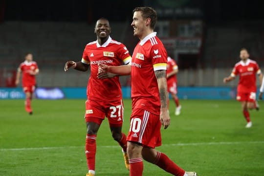 Max Kruse (M) feiert sein Tor zum 4:0 fer Elfmeter für Union Berlin.