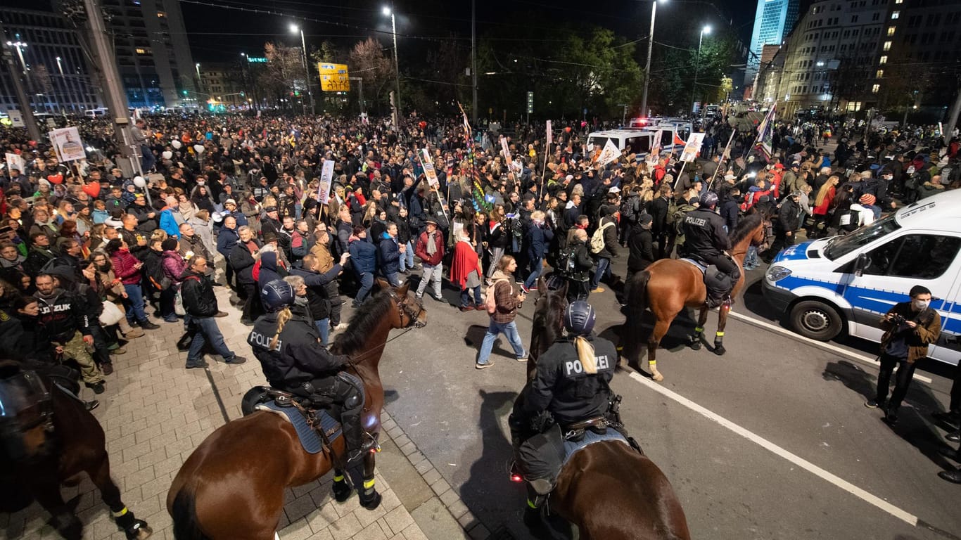 Tausende Demonstranten versammelten sich am Hauptbahnhof: Die Reiterstaffel der Polizei versucht, den Zug aufzuhalten.