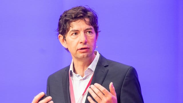 Christian Drosten ist Direktor des Instituts für Virologie an der Charité in Berlin. Christian Drosten ist Direktor des Instituts für Virologie an der Charité in Berlin.