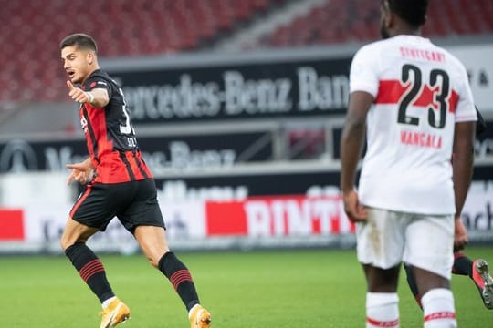 Hat die Eintracht mit seinem Anschlusstreffer im Spiel gehalten: André Silva freut sich üer sein Tor zum 2:1.