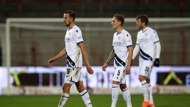 Bielefelds Spieler zeigen sich nach der 0:5-Niederlage in Berlin enttäuscht. Bielefelds Spieler zeigen sich nach der 0:5-Niederlage in Berlin enttäuscht.
