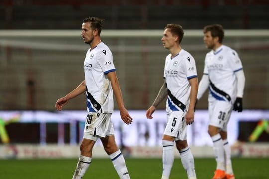 Bielefelds Spieler zeigen sich nach der 0:5-Niederlage in Berlin enttäuscht.