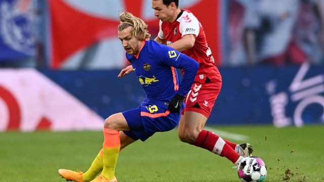 Leipzigs Emil Forsberg (l) und Freiburgs Nicolas Höfler kämpfen um den Ball. Leipzigs Emil Forsberg (l) und Freiburgs Nicolas Höfler kämpfen um den Ball.