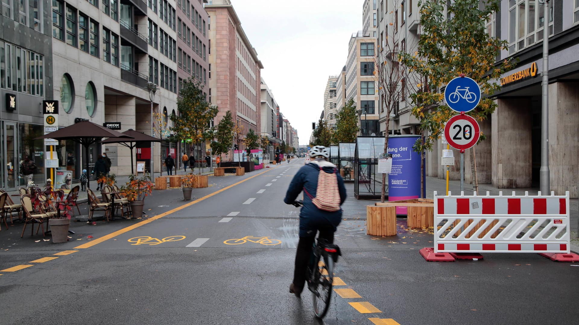 Ein Radfahrer biegt in die Friedrichstraße ein (Archivbild): Wegen des Teil-Lockdowns ist auf der Shoppingmeile weniger los als sonst.