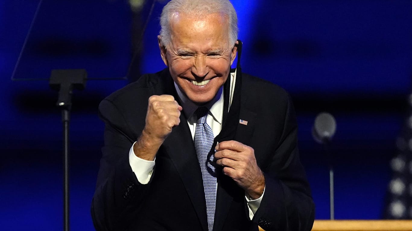 USA: Joe Biden steht nach einer Ansprache gestikulierend auf der Bühne. Der demokratische Präsidentschaftskandidat hat nach Erhebungen und Prognosen von US-Medien die Wahl in den USA gewonnen.