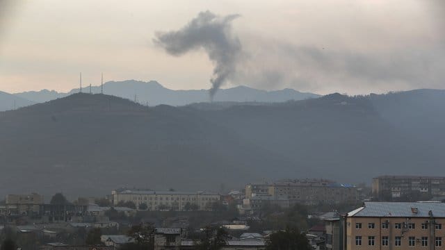 Rauch am Horizont: Bei den blutigen Kämpfen zwischen armenischen und aserbaidschanischen Streitkräften ist kein Ende absehbar. Rauch am Horizont: Bei den blutigen Kämpfen zwischen armenischen und aserbaidschanischen Streitkräften ist kein Ende absehbar.