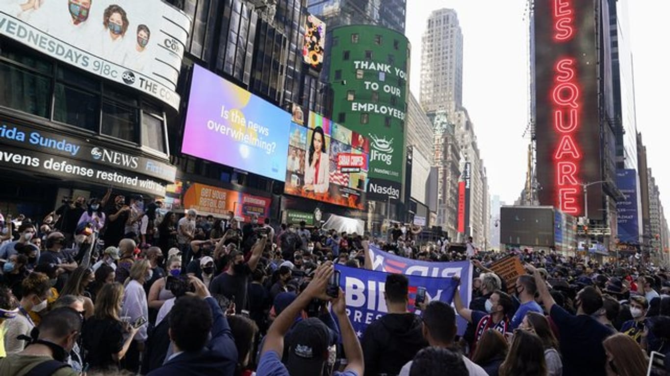 Menschenmassen feiern auf dem Times Square in New York, nachdem der Demokrat Joe Biden den amtierenden US-Präsidenten Donald Trump besiegt hat.