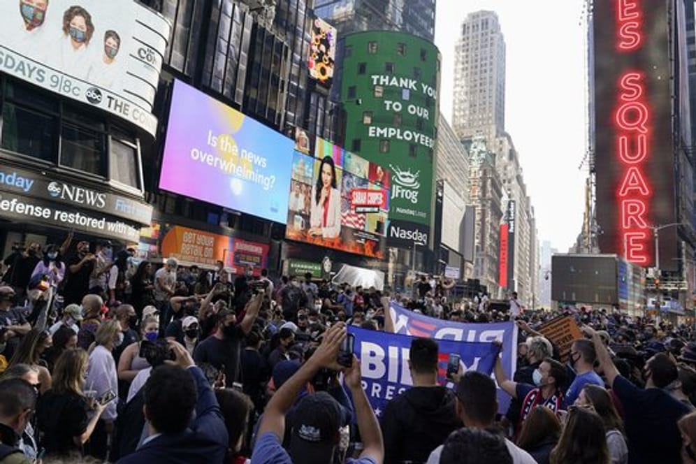 Menschenmassen feiern auf dem Times Square in New York, nachdem der Demokrat Joe Biden den amtierenden US-Präsidenten Donald Trump besiegt hat.
