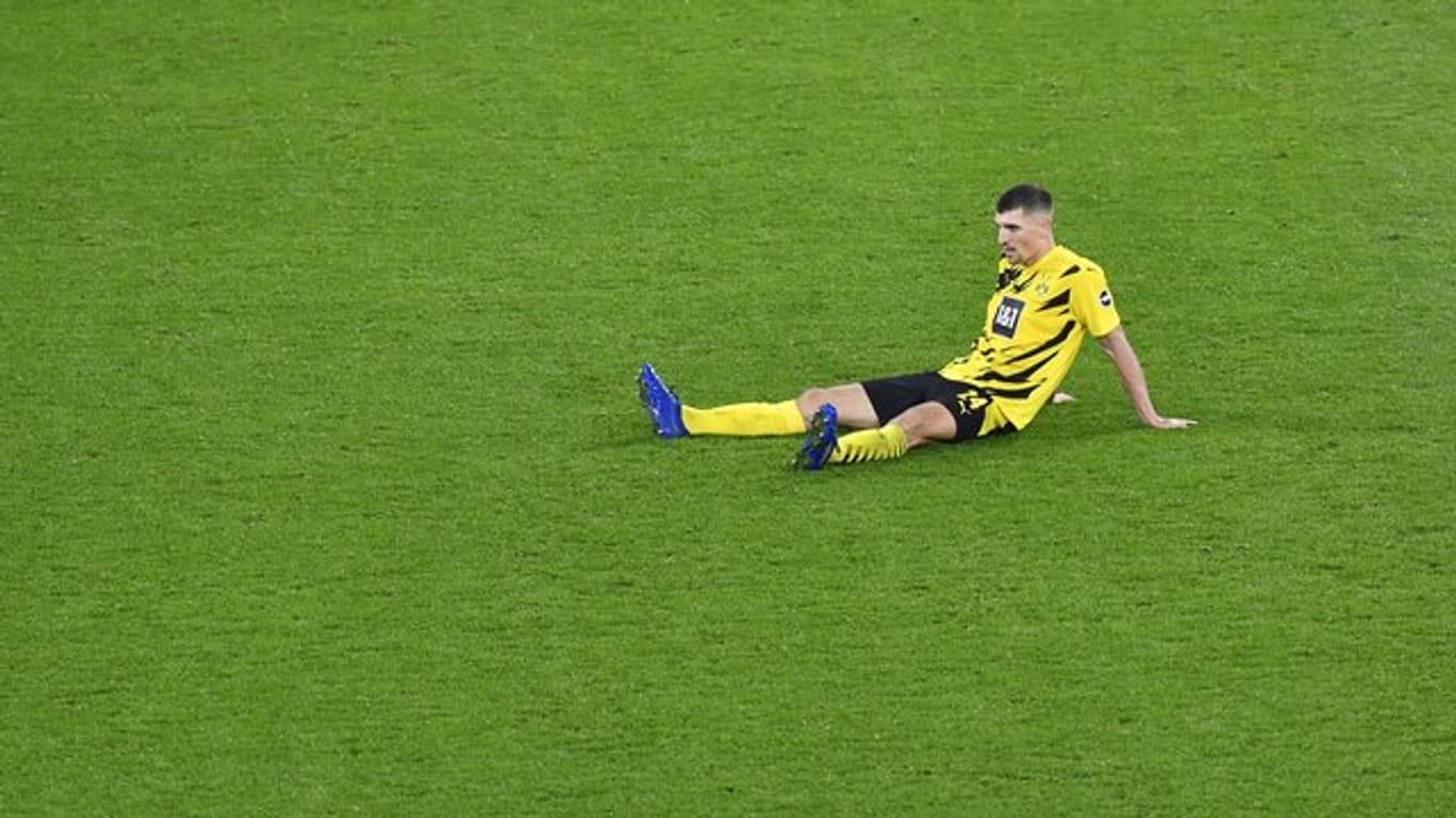 Thomas Meunier sitzt noch Minuten nach dem 2:3 gegen den FC Bayern auf dem Rasen.