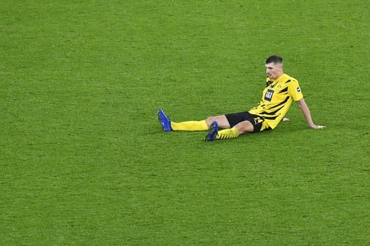 Thomas Meunier sitzt noch Minuten nach dem 2:3 gegen den FC Bayern auf dem Rasen.