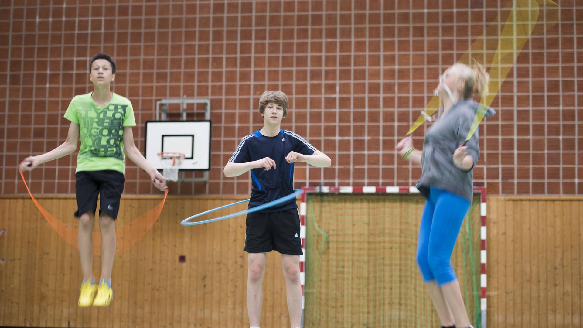 Sportunterricht: Wo vor der Corona-Krise Fußball gespielt wurde, geht es jetzt vor allem um Individualsport, der mit Abstand gemacht werden kann.