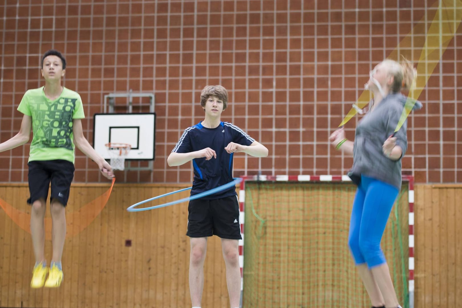 Sportunterricht: Wo vor der Corona-Krise Fußball gespielt wurde, geht es jetzt vor allem um Individualsport, der mit Abstand gemacht werden kann.