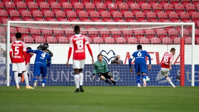 Ein Elfmeter von Daniel Borosinski brachte Mainz gegen Schalke in Führung. Ein Elfmeter von Daniel Borosinski brachte Mainz gegen Schalke in Führung.