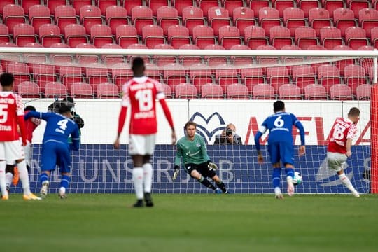 Ein Elfmeter von Daniel Borosinski brachte Mainz gegen Schalke in Führung.