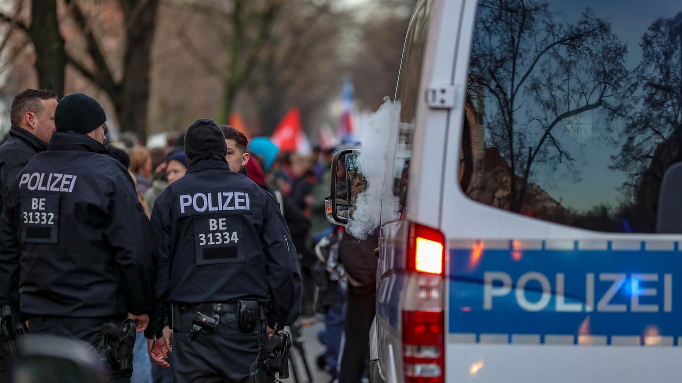 Polizei in Berlin-Neukölln: Rund 30 Personen stürmten einen Späti.