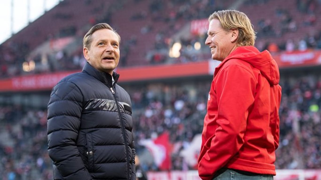 Steht weiter zu FC-Coach Markus Gisdol: Sportdirektor Horst Heldt (l).