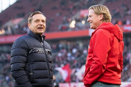 Steht weiter zu FC-Coach Markus Gisdol: Sportdirektor Horst Heldt (l).