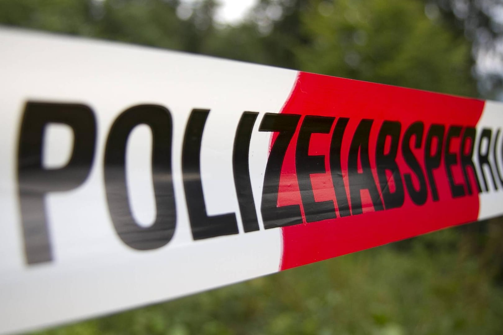 Polizeiabsperrung: Eine Mutter und ihre Tochter wurden vermisst – nun sind sie tot aufgefunden worden. (Symbolbild)