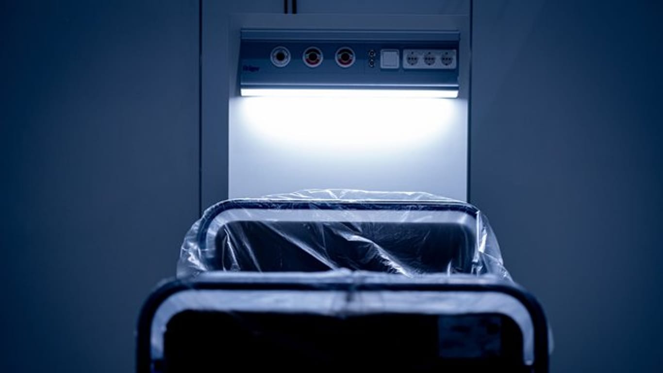 Ein Krankenhausbett zur Behandlung von Corona-Patienten.