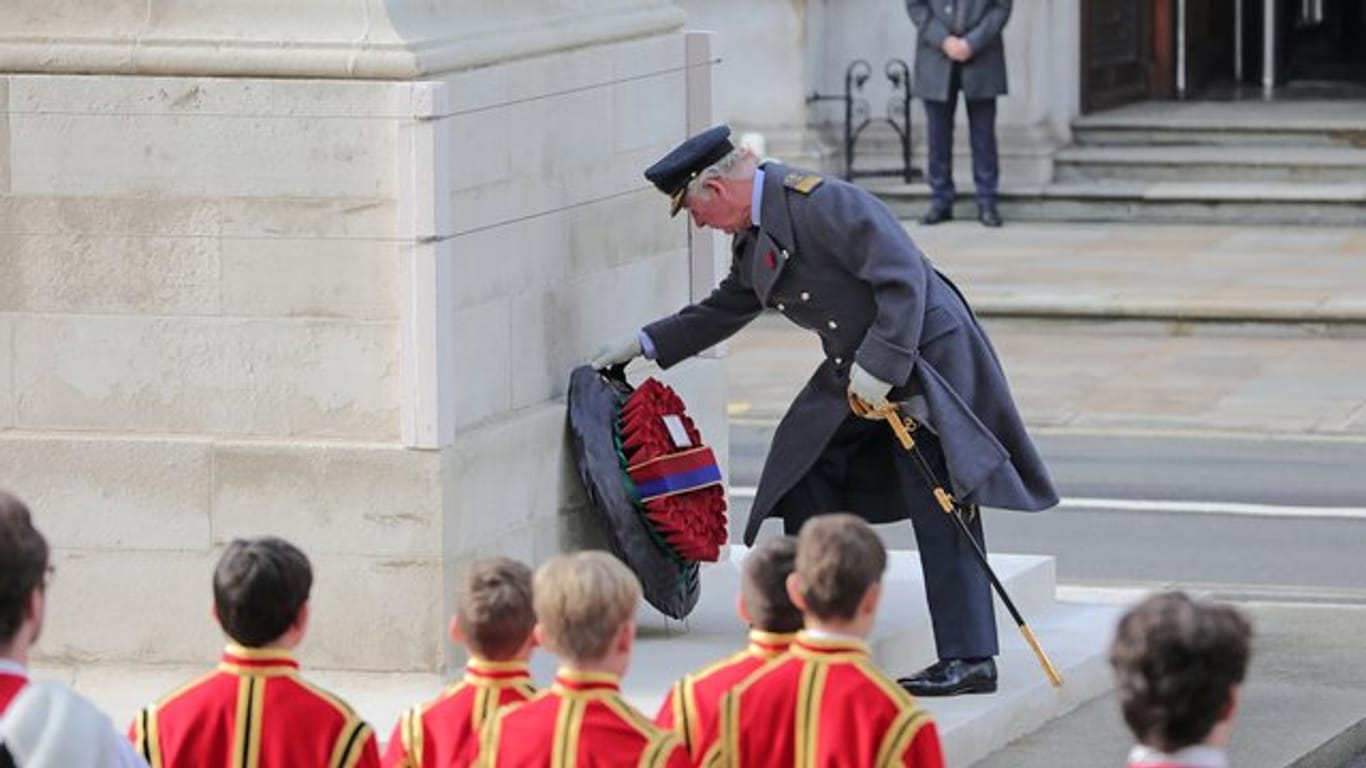 Charles, Prinz von Wales, legt am Kriegsdenkmal Cenotaph von Whitehall einen Mohnblumen-Kranz nieder.
