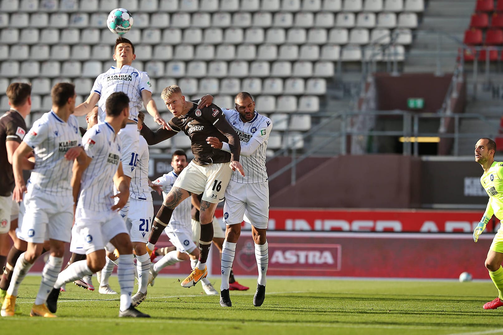 2. Bundesliga: Der KSC und FC St. Pauli kämpfen um Punkte.