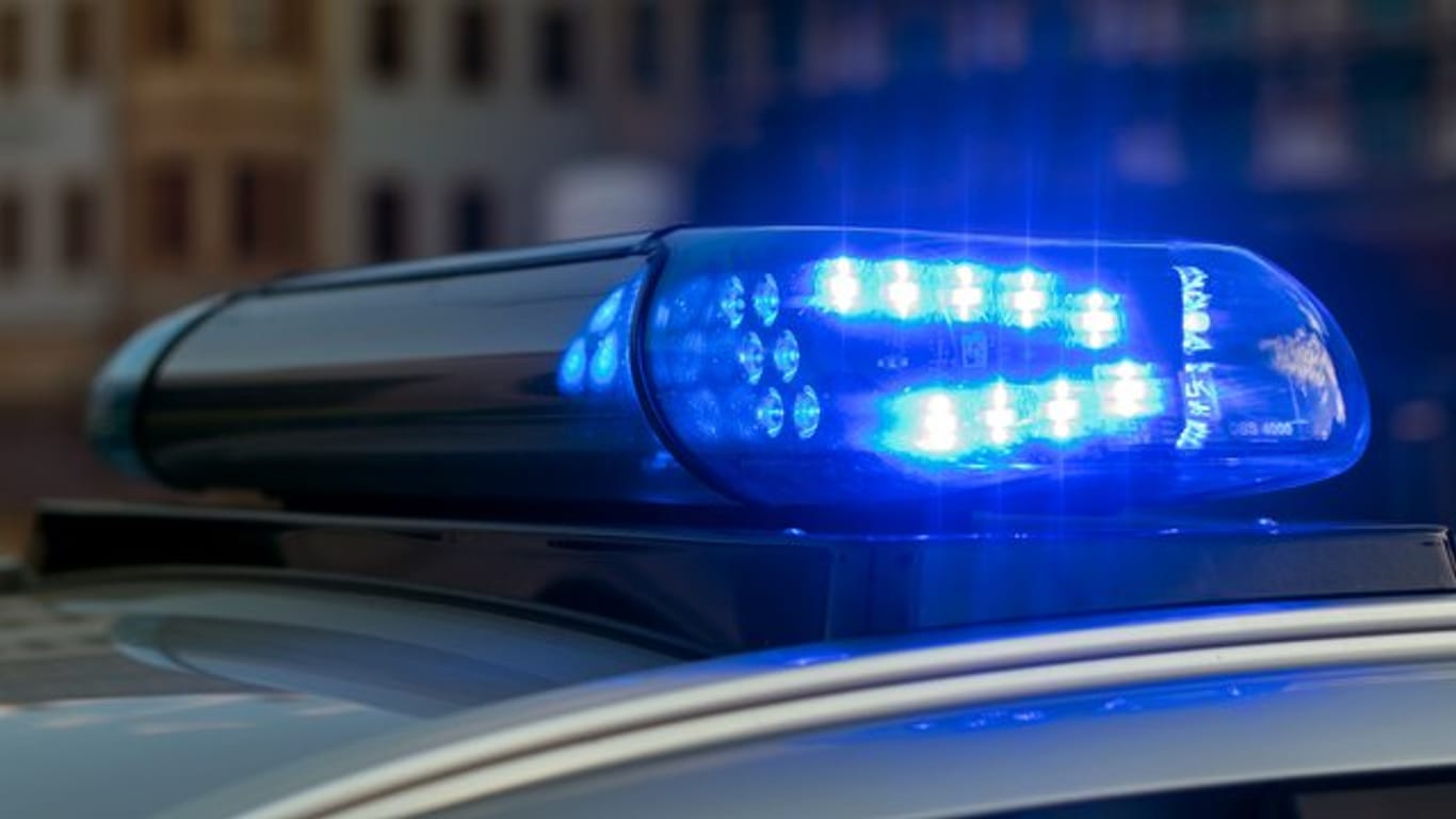 Das Blaulicht auf einem Fahrzeug der Polizei leuchtet.