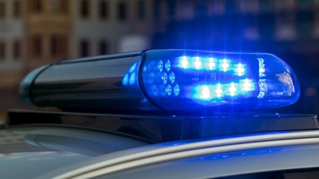 Das Blaulicht auf einem Fahrzeug der Polizei leuchtet. Das Blaulicht auf einem Fahrzeug der Polizei leuchtet.