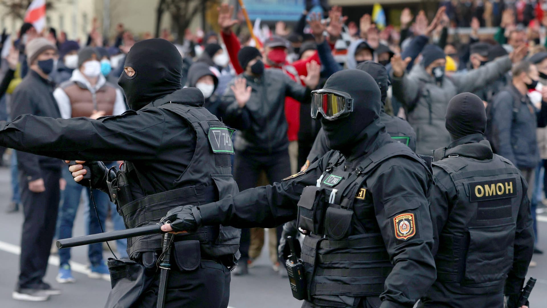 Minsk: Männer mit Sturmhauben lösen friedliche Proteste gegen Präsident Lukaschenko auf.