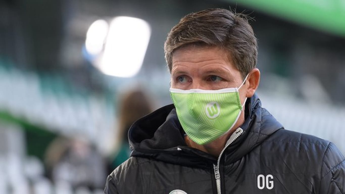 Wolfsburgs Trainer Oliver Glasner steht vor dem Spiel mit Mund-Nasen-Bedeckung im Stadion.