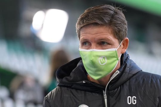 Wolfsburgs Trainer Oliver Glasner steht vor dem Spiel mit Mund-Nasen-Bedeckung im Stadion.