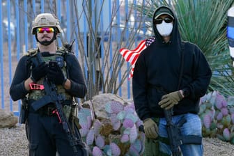 Bewaffnete Trump-Anhänger protestieren in Phoenix (Arizona) gegen die Stimmauszählung: Für Wahlbetrug gibt es keinerlei Belege.