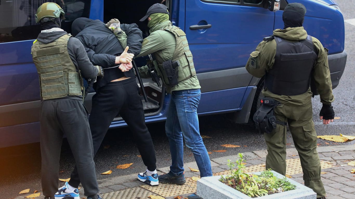 Polizisten zwängen einen Demonstranten in Minsk in einen Transporter: Das Menschenrechtszentrum Wesna berichtet von 160 Festnahmen am Sonntag.