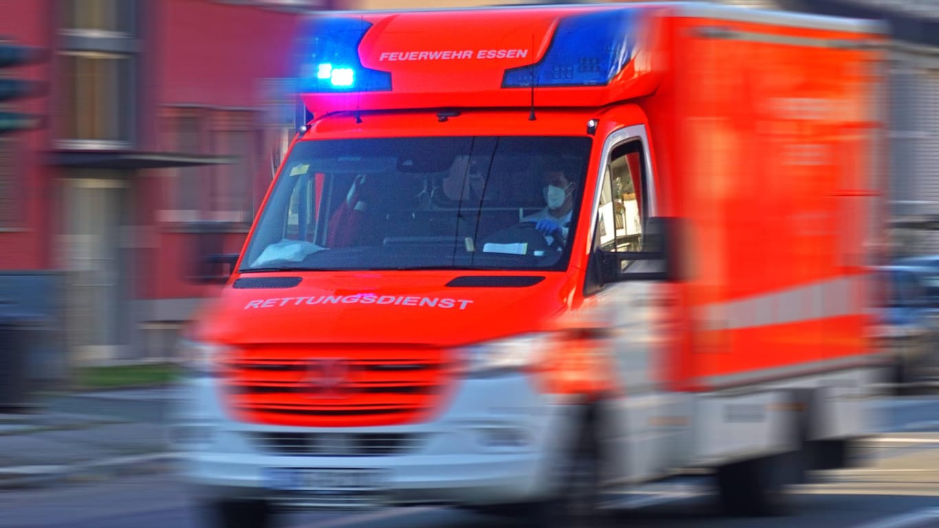 Krankenwagen im Einsatz: Warum die 19-Jährige im Kreis Kassel von der Straße abkam, ist ungeklärt. (Symbolfoto)